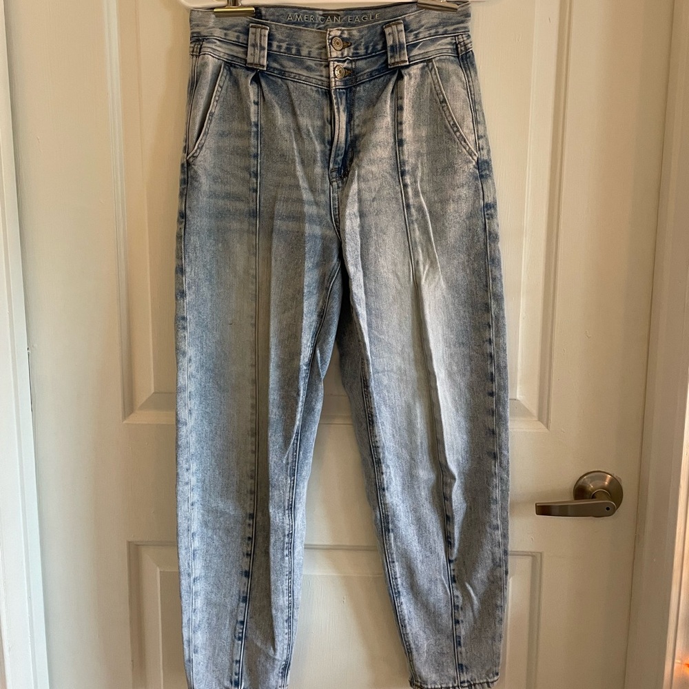 American Eagle light wash mom jeans size 2